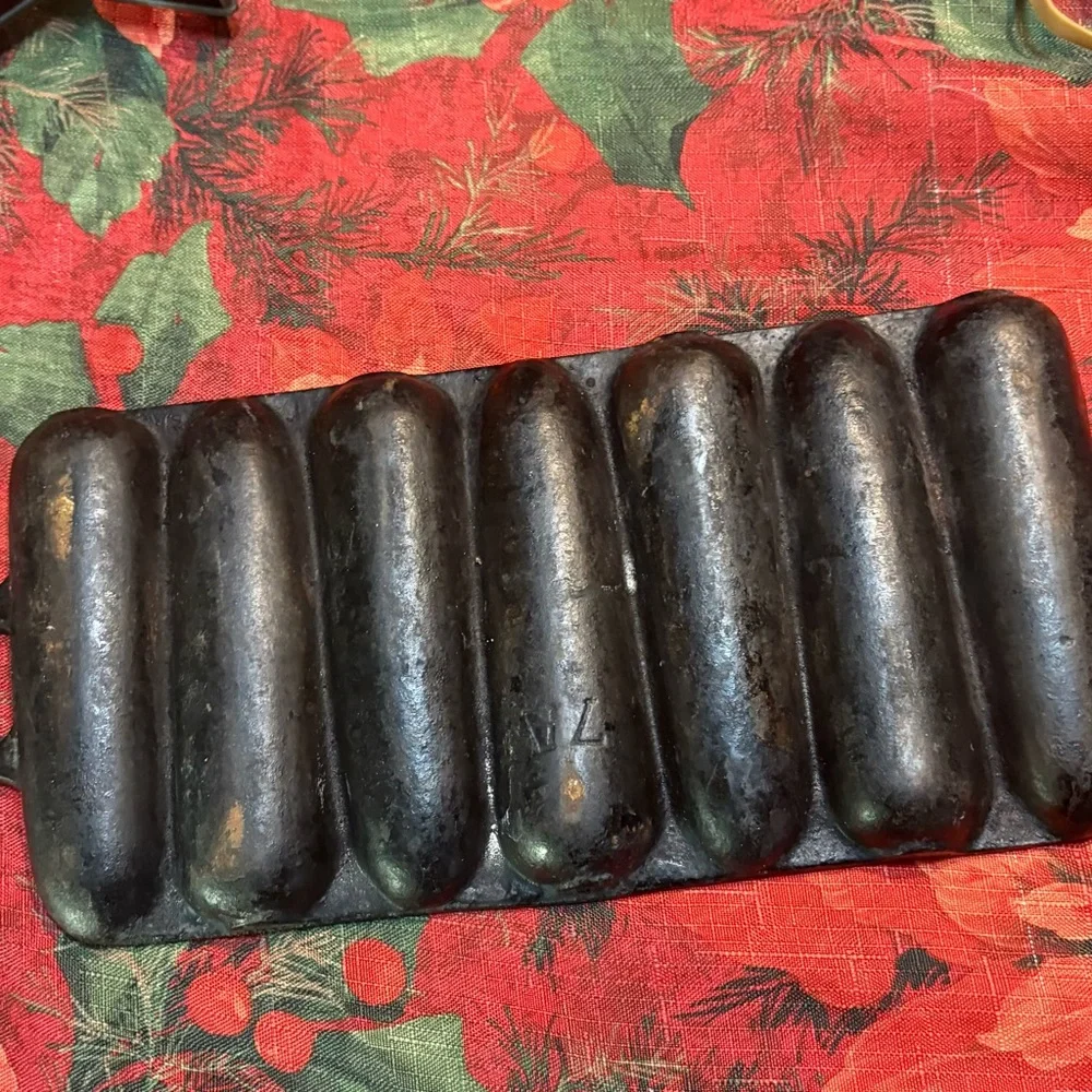 cast iron cornbread pan designed to bake corncob-shaped sticks